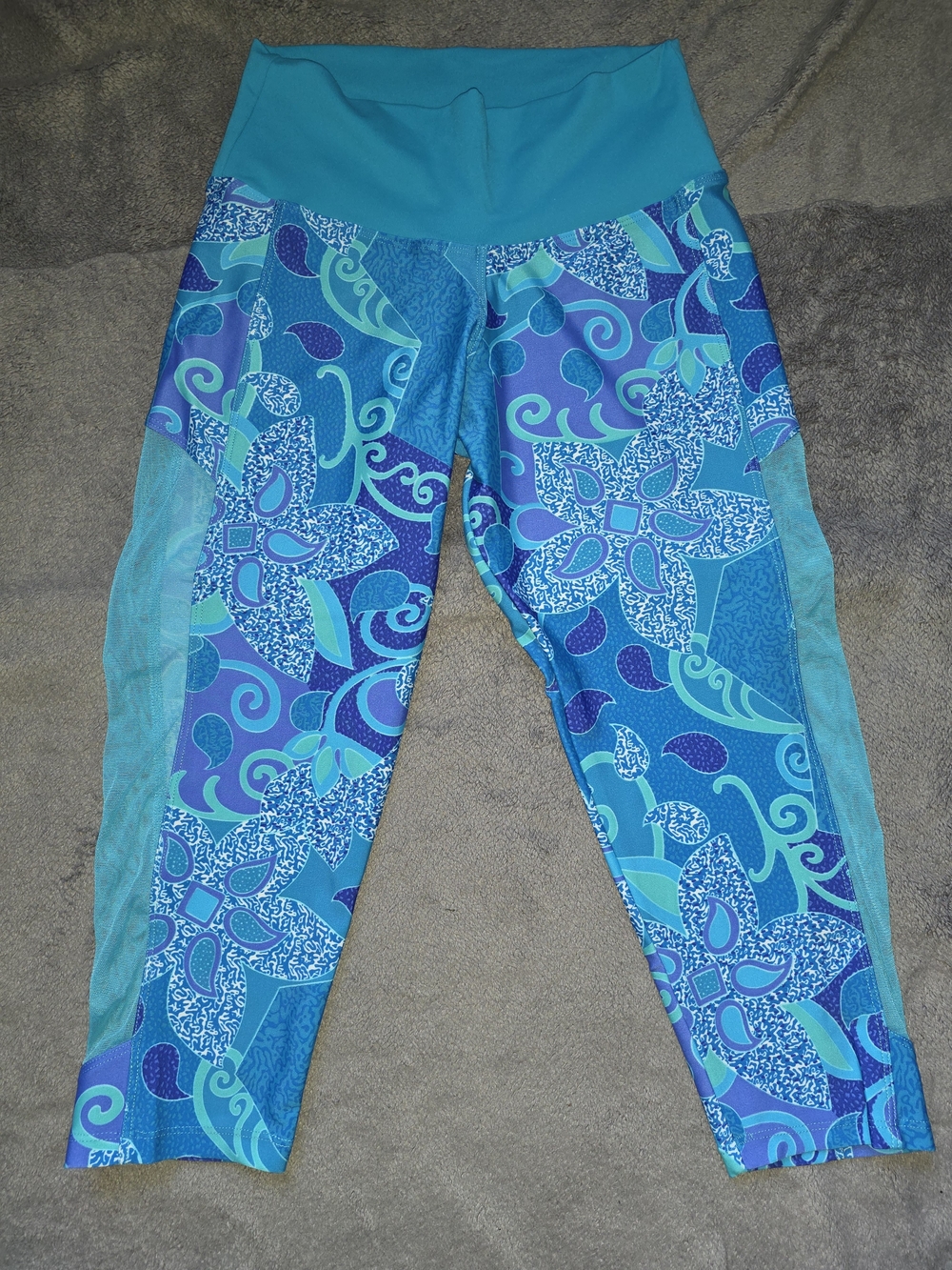 Onzie Floral Capri Leggings w Mesh Sides